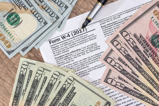 formulario de impuestos w4 con dinero y pluma
. - Foto, imagen