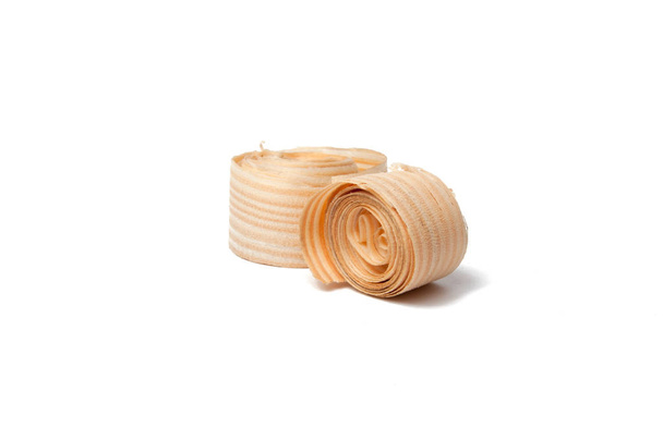Опилки или деревянные обрезки, изолированные на белом
 - Фото, изображение