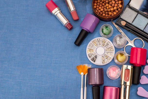 Декоративные инструменты макияжа на синем фоне
. - Фото, изображение