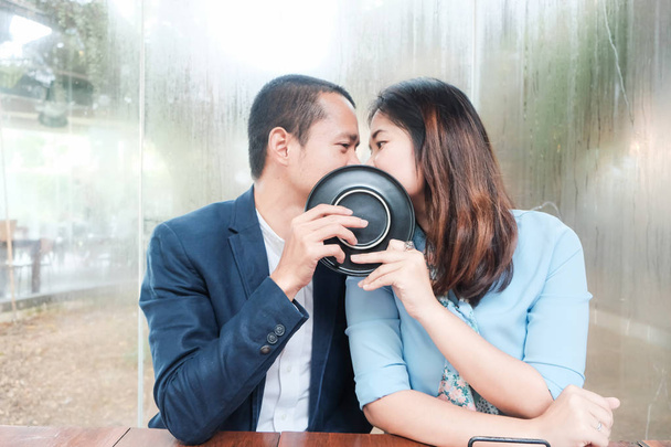 Άνδρας και γυναίκες ζευγάρι, ραντεβού για την αγάπη στο καφέ απολαμβάνοντας μαζί - Φωτογραφία, εικόνα