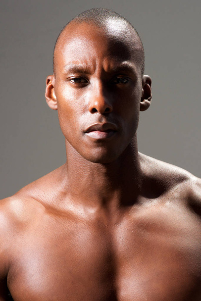 Close up handsome shirtless black man against gray background - Foto, immagini
