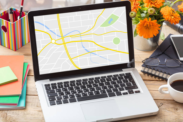 GPS, navigazione. Mappa su uno schermo portatile su una scrivania dell'ufficio
 - Foto, immagini