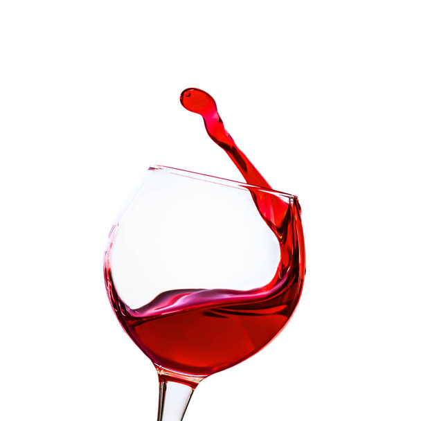 Red Wine Pours With A Splash - Foto, Imagen