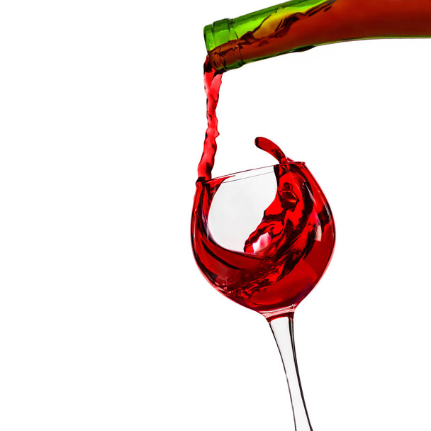 Rotwein fließt mit einem Spritzer - Foto, Bild