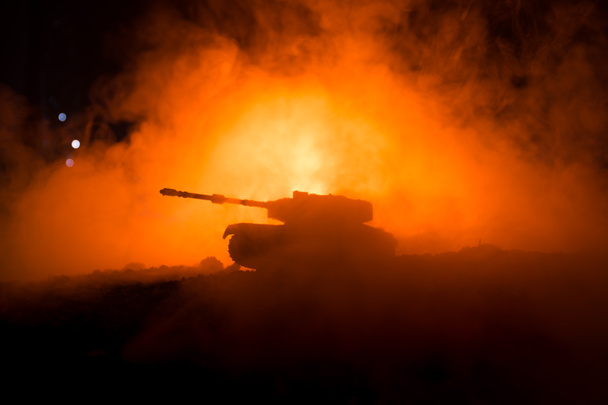 Έννοια του πολέμου. Στρατιωτική σιλουέτες καταπολέμηση σκηνή ουρανός ομίχλη του πολέμου στο παρασκήνιο, παγκοσμίου πολέμου γερμανικό δεξαμενές σιλουέτες παρακάτω νεφελώδη ορίζοντα, τη νύχτα. Σκηνή επίθεση. Θωρακισμένα οχήματα. - Φωτογραφία, εικόνα