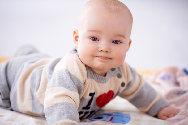 A kamera mosolygó elégedett kisbaba - Fotó, kép
