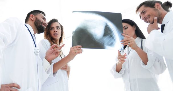 medical workers looking at patients x-ray film - Foto, Bild
