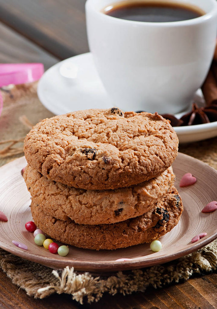 Печиво з шоколадом і ароматною кавою зі спеціями на старому дерев'яному фоні
. - Фото, зображення