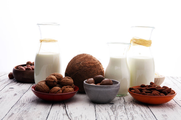 Альтернативні види молоці. Vegan замінник молочного молока - Фото, зображення