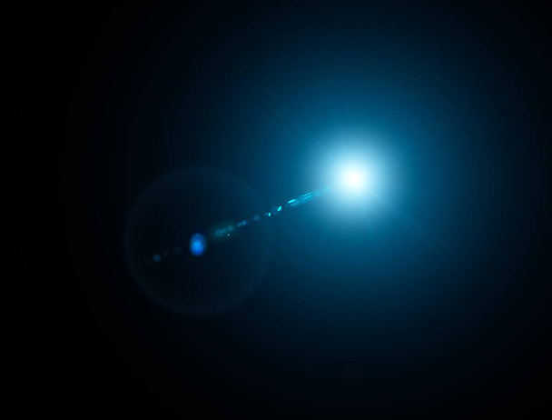 Işık, parlak güneş ışını uzayda. Yıldız kızdırma. Mavi ışık - Fotoğraf, Görsel