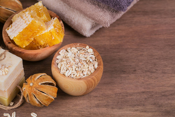 Honeycomb, mořská sůl, ovesné vločky a ručně vyráběné mýdlo s medem - Fotografie, Obrázek