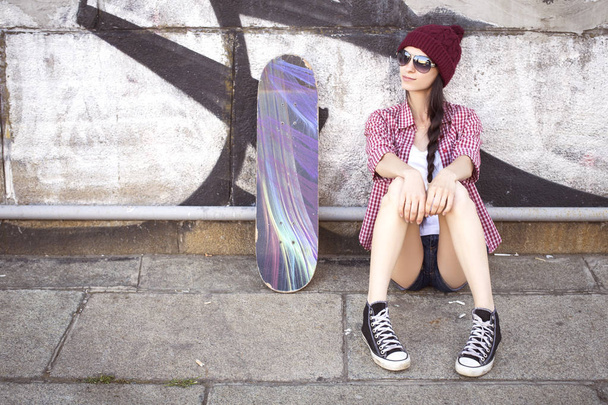Brunetka dospívající dívka v hipster oblečení (krátké džíny kalhoty, Kecky, pla - Fotografie, Obrázek