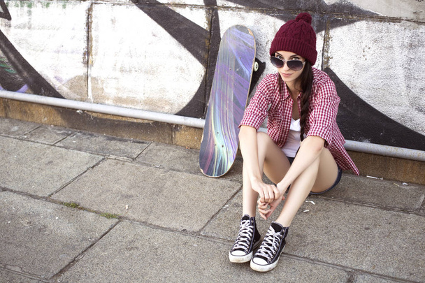 Brunette tiener meisje in hipster outfit (jeans shorts, keds, pla - Foto, afbeelding