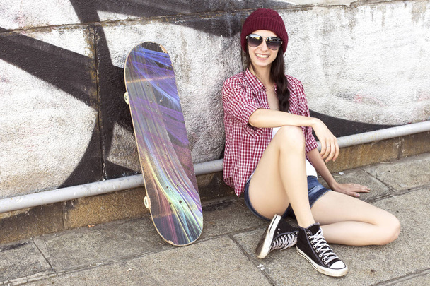 Brunette adolescente en tenue hipster (jeans shorts, keds, pla
 - Photo, image