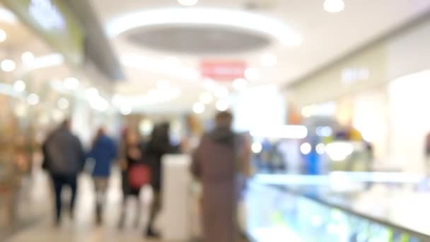 Mnoho lidí rozmazané uvnitř city mall - Záběry, video