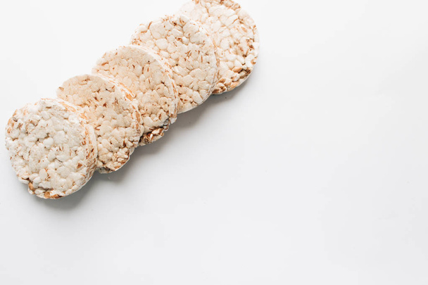 白い背景で隔離のパンのスライスを鮮明な健康的な朝食 - 写真・画像