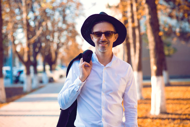 Stylish mature man in hat and sunglasses - Foto, Imagem