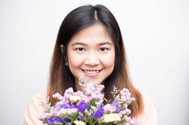 Hermosas mujeres asiáticas con colorido ramo de flores sonriendo aislado sobre fondo blanco
 - Foto, imagen