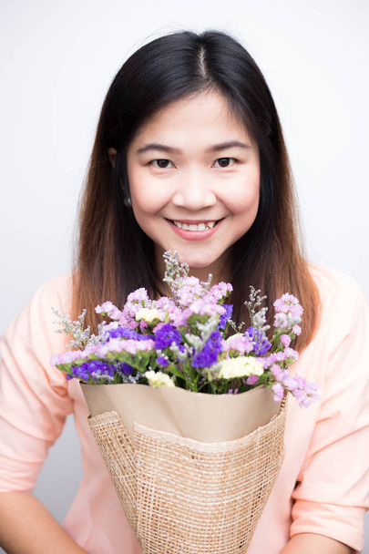 Mooie Aziatische vrouwen met kleurrijke bloem boeket lachende geïsoleerd op witte achtergrond - Foto, afbeelding