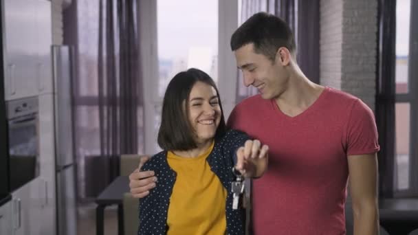 junges Paar zeigt neue Hausschlüssel vor Kamera - Filmmaterial, Video