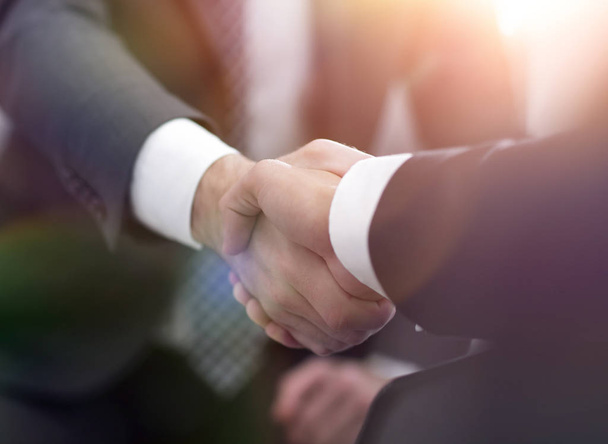 Confident businessman shaking hands - Фото, зображення