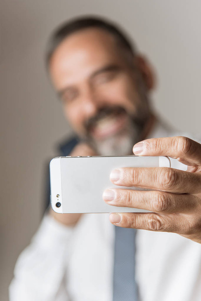 Selfie time, cheerful senior business man - Foto, Bild
