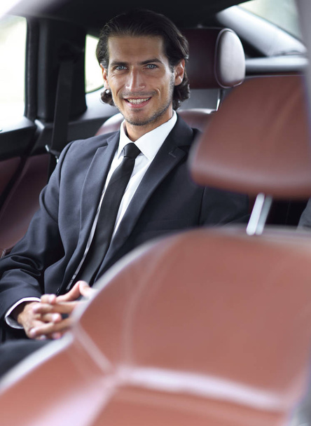 businessman sitting in a comfortable car - Foto, afbeelding