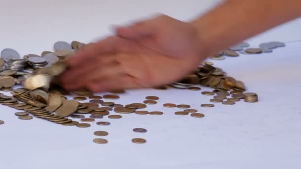 Geldbewegungen. ein Mann mit seinen Händen sammelt eine Menge Geld. nach dem Werfen einer Kreditkarte auf den Boden. - Filmmaterial, Video