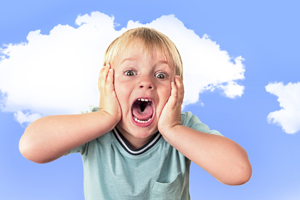 Portret van 3 jaar oude kleine blonde jongen met mond open screami - Foto, afbeelding