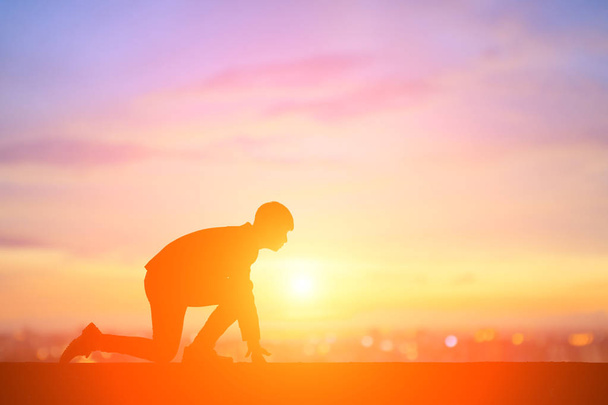 silhouette d'homme d'affaires courant au coucher du soleil
 - Photo, image