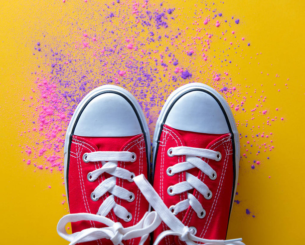 Pittura rosa e viola e scarpe da ginnastica
 - Foto, immagini