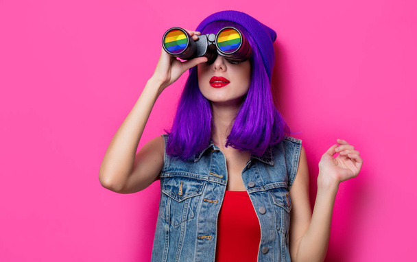 Girl with purple hair and with binoculars - Foto, imagen