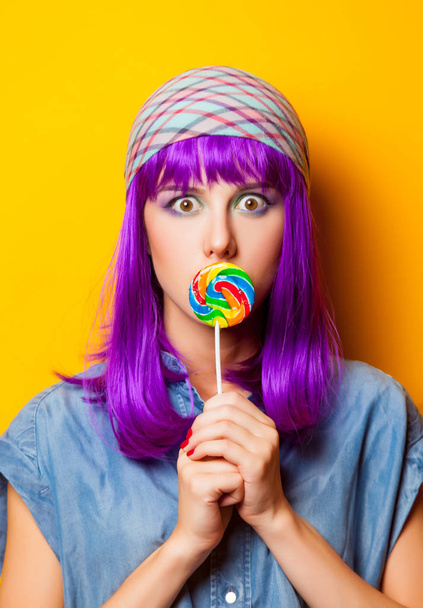 Mladá dívka s fialovými vlasy a lízátko - Fotografie, Obrázek