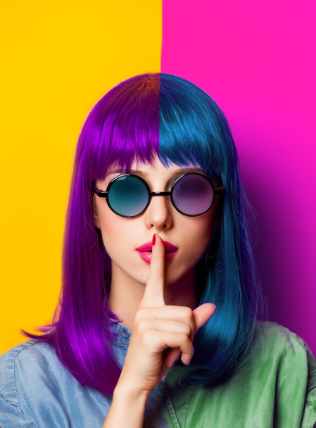 Νεαρό κορίτσι με μοβ μαλλιά και γυαλιά ηλίου  - Φωτογραφία, εικόνα