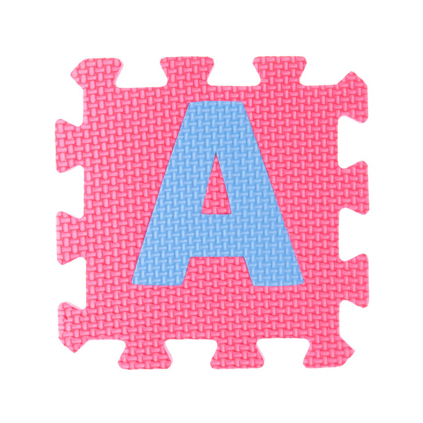 alfabet speelgoed stuk geïsoleerd op witte achtergrond - Foto, afbeelding