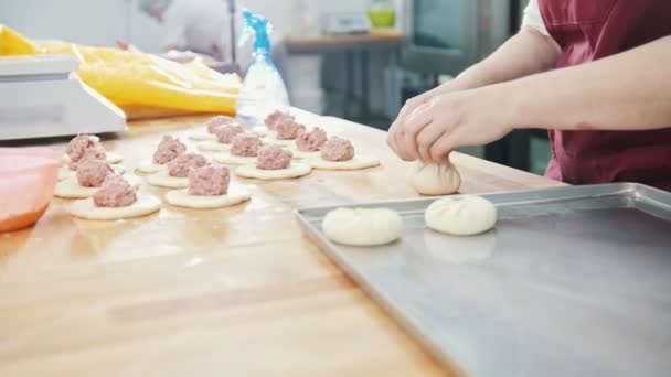 Proces výroby pekařských výrobků s rukama - Záběry, video