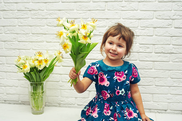 Menina bonita com um buquê de flores. Presente para a mãe
 - Foto, Imagem