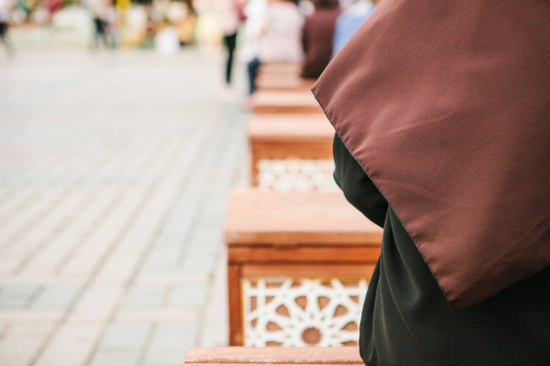 Foto concettuale di una donna che indossa un hijab seduta in piazza Sultanahmet a Istanbul, Turchia
. - Foto, immagini