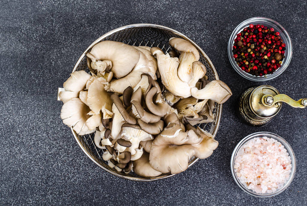 Cogumelos ostra para cozinhar em fundo cinza
 - Foto, Imagem