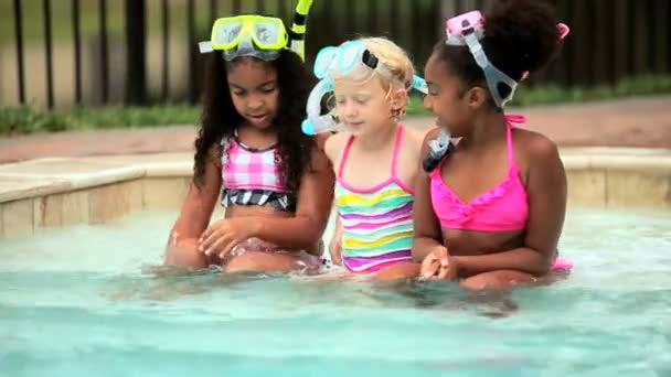 zróżnicowane dzieci bawiące się wody w basenie na wakacje - Materiał filmowy, wideo
