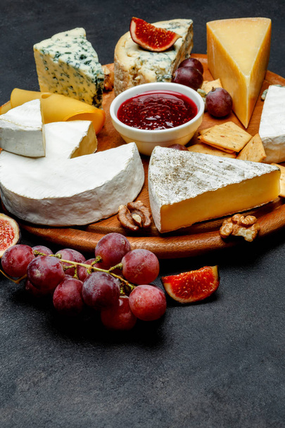 Various types of cheese - parmesan, brie, roquefort, cheddar - Foto, Imagem