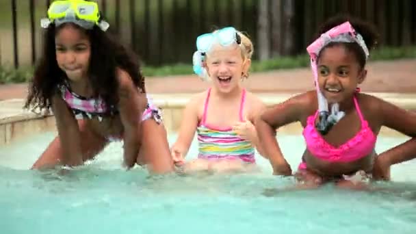 wielu etnicznych dziewczyny cieszyć zdrową aktywność w wodzie - Materiał filmowy, wideo