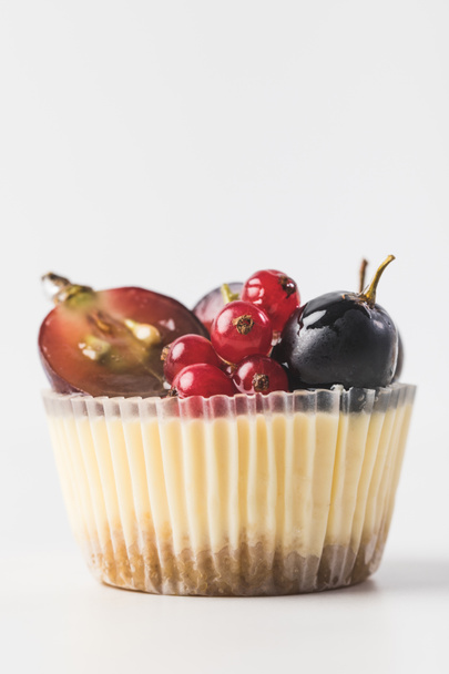 ベリーとフルーツの白で隔離甘いカップケーキのクローズ アップ表示 - 写真・画像