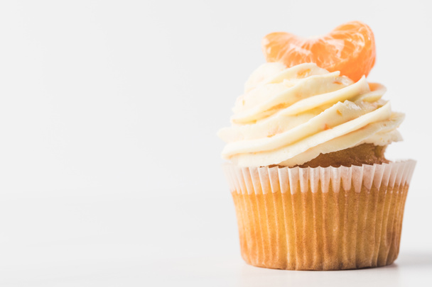vista de cerca de cupcake dulce con crema y mandarina aislado en blanco
 - Foto, Imagen