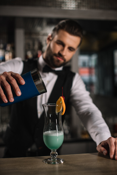 przystojny barman przygotowuje alkoholu koktajl - Zdjęcie, obraz
