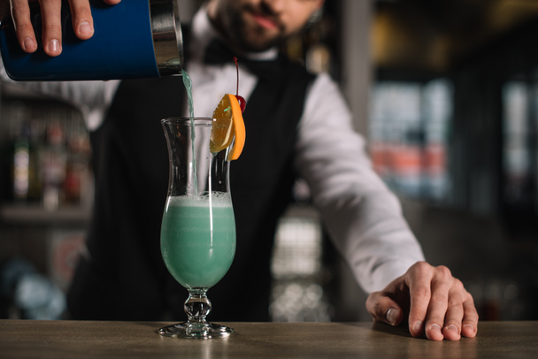 cropped image of bartender preparing alcohol cocktail - Photo, Image