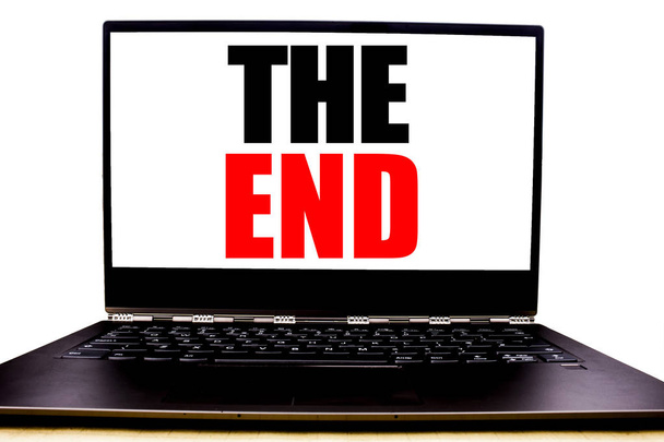 Handgeschreven tekst weergegeven: The End. Schrijven voor het einde Finish nauwe geschreven op monitor voorste scherm, witte achtergrond met ruimte office uitzicht bedrijfsconcept. - Foto, afbeelding