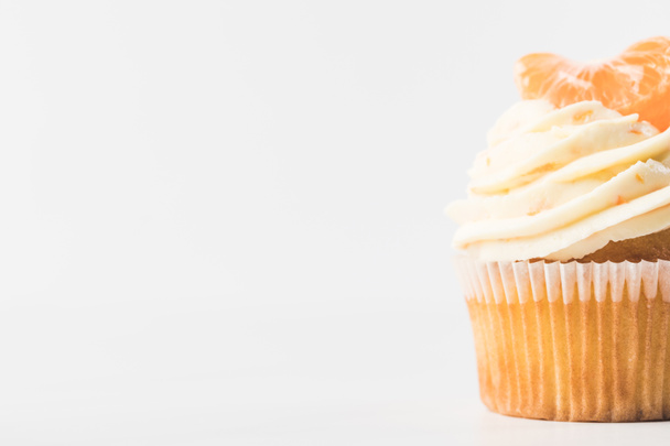 close up view of sweet cupcake with cream and tangerine isolated on white - Fotografie, Obrázek
