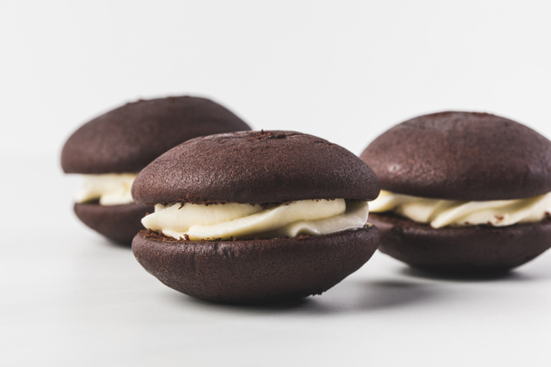 vue rapprochée des biscuits au chocolat avec crème isolée sur blanc
 - Photo, image
