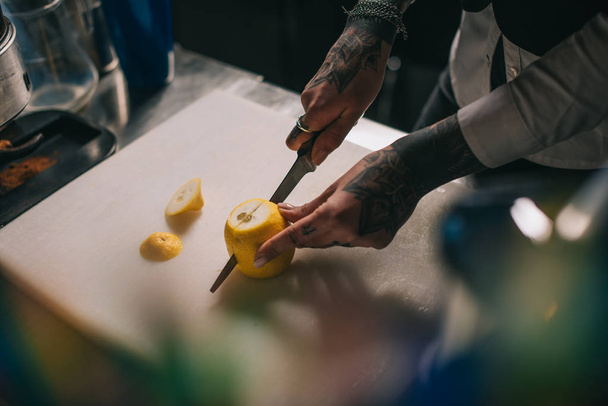 Oříznout obrázek barman řezu citrónu pro nápoje - Fotografie, Obrázek